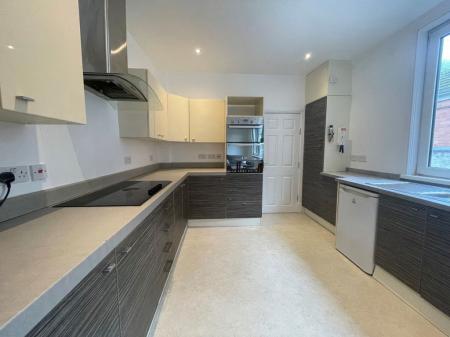 6 bedroom Property to let in Fosse Road South, Leicester