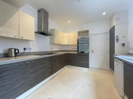 6 bedroom Property to let in Fosse Road South, Leicester