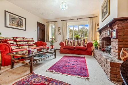 4 bedroom Detached house for sale in Carisbrooke Park, Leicester