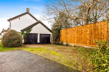 4 bedroom Detached house for sale in Carisbrooke Park, Leicester