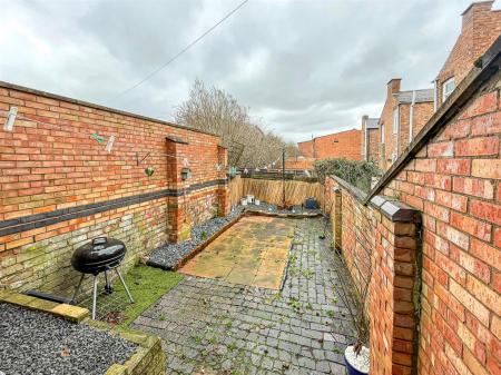 2 bedroom Terraced House for sale in Knighton Fields