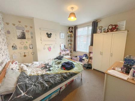 2 bedroom Terraced House for sale in Knighton Fields