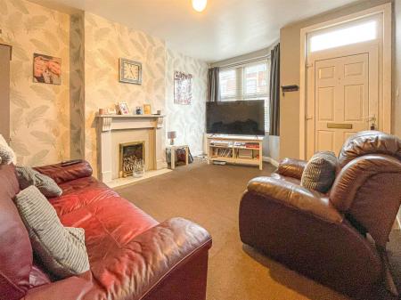 2 bedroom Terraced House for sale in Knighton Fields