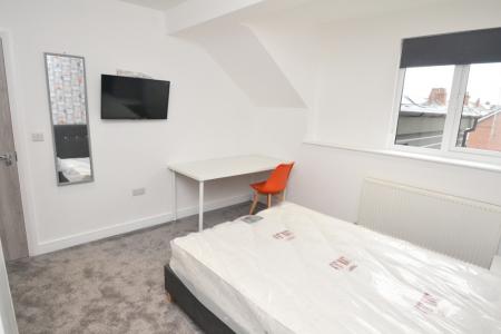 5 bedroom Flat to let in Ladybarn Lane, Fallowfield, Manchester, M14