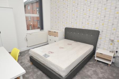 5 bedroom Flat to let in Ladybarn Lane, Fallowfield, Manchester, M14