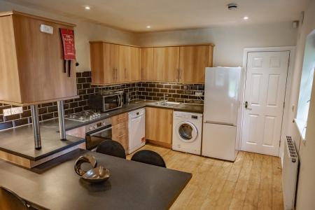 6 bedroom Semi-detached house to let in Schuster Road, Manchester, M14