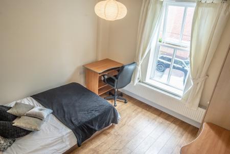 6 bedroom Semi-detached house to let in Schuster Road, Manchester, M14