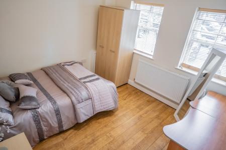 6 bedroom Semi-detached house to let in Schuster Road, Manchester, M14