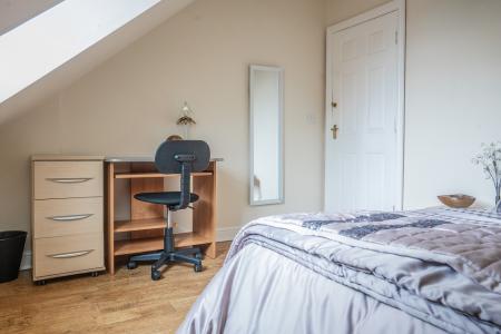 6 bedroom Semi-detached house to let in Schuster Road, Manchester, M14