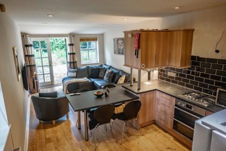 6 bedroom Semi-detached house to let in Schuster Road, Manchester, M14