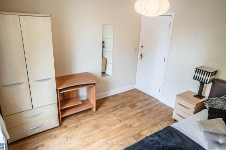 6 bedroom Semi-detached house to let in Schuster Road, Manchester, M14