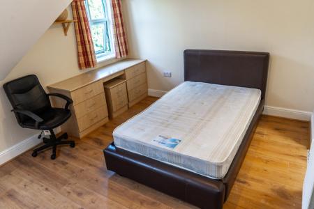 7 bedroom Town house to let in Schuster Road, Victoria Park, Manchester, M14