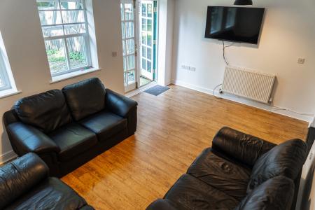 7 bedroom Town house to let in Schuster Road, Victoria Park, Manchester, M14