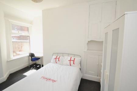 7 bedroom Semi-detached house to let in Argyle Avenue, Victoria Park, Manchester, M14