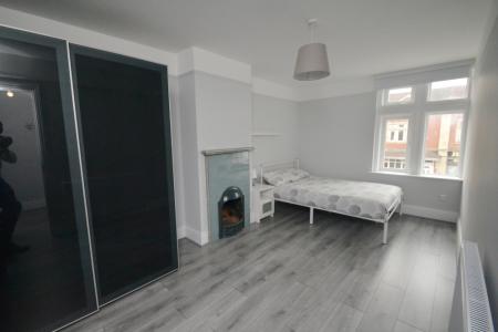4 bedroom Flat to let in Kingswood Road, Fallowfield, Manchester, M14