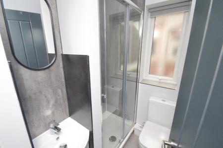 4 bedroom Flat to let in Kingswood Road, Fallowfield, Manchester, M14