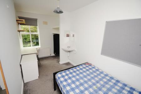 5 bedroom Flat to let in Clifton Avenue, Fallowfield, Manchester, M14