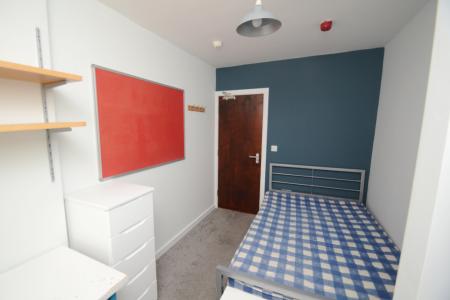 5 bedroom Flat to let in Clifton Avenue, Fallowfield, Manchester, M14