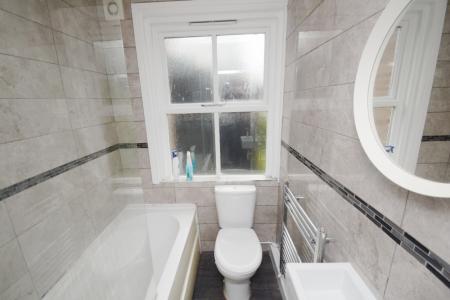 5 bedroom Flat to let in Clifton Avenue, Fallowfield, Manchester, M14