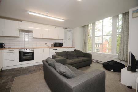 5 bedroom Flat to let in Clifton Avenue, Fallowfield, Manchester, M14