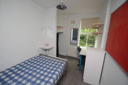 5 bedroom Flat to let in Clifton Avenue, Fallowfield, Manchester, M14