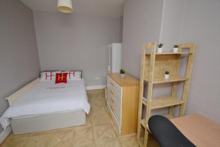 5 bedroom Detached house to let in Landcross Road, Fallowfield, Manchester, M14