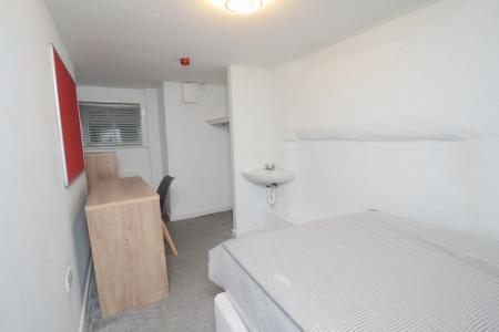 5 bedroom Flat to let in Clifton Avenue, Fallowfield, Manchester, M14