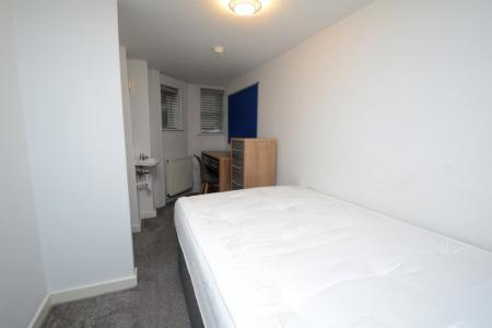 5 bedroom Flat to let in Clifton Avenue, Fallowfield, Manchester, M14