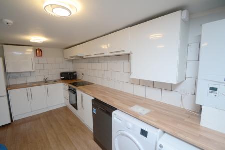 5 bedroom Flat to let in Clifton Avenue, Fallowfield, Manchester, M14