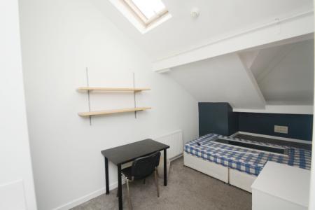 4 bedroom Flat to let in Clifton Avenue, Fallowfield, Manchester, M14