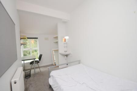 4 bedroom Flat to let in Clifton Avenue, Fallowfield, Manchester, M14