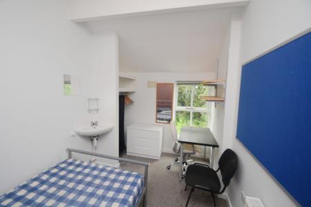 4 bedroom Flat to let in Clifton Avenue, Fallowfield, Manchester, M14