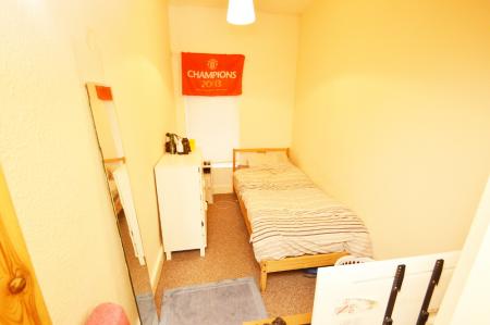4 bedroom Detached house to let in Kathleen Grove, Rusholme, Manchester, M14