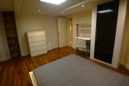 5 bedroom Flat to let in Wellington Road, Fallowfield, Manchester, M14