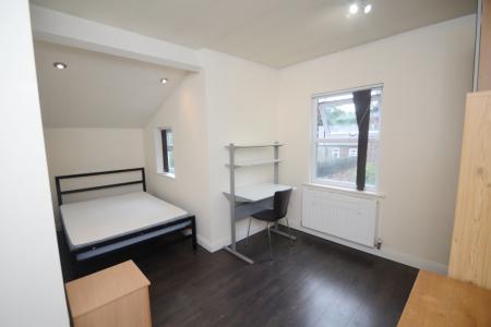 5 bedroom Flat to let in Wellington Road, Fallowfield, Manchester, M14