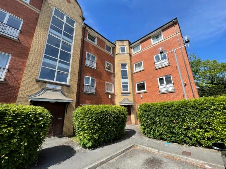 3 bedroom Flat to let in Whiteoak Road, Fallowfield, Manchester, M14