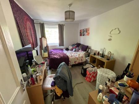 3 bedroom Flat to let in Whiteoak Road, Fallowfield, Manchester, M14