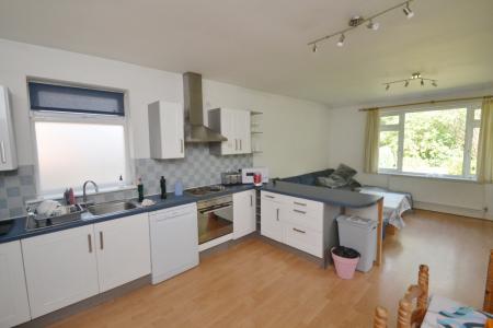 5 bedroom Semi-detached house to let in Finchley Road, Fallowfield, Manchester, M14