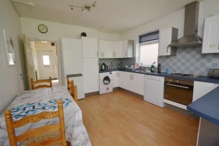 5 bedroom Semi-detached house to let in Finchley Road, Fallowfield, Manchester, M14