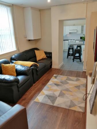 5 bedroom Semi-detached house to let in Ladybarn Lane, Fallowfield, Manchester, M14