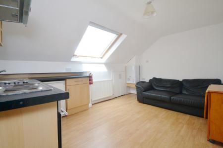 3 bedroom Flat to let in Birchfields Road, Rusholme, Manchester, M13