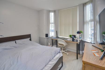 5 bedroom Flat for sale in Platt Lane, Rusholme, Manchester, M14