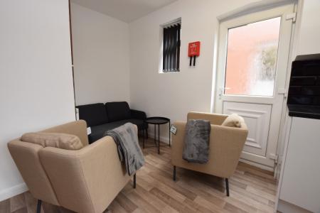 5 bedroom Semi-detached house to let in London Road, Far Cotton, Northampton, NN4