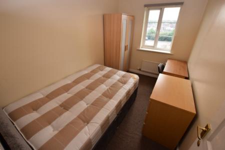 6 bedroom Semi-detached house to let in West Cotton Close, Far Cotton, Northampton, NN4