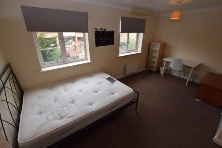 6 bedroom Semi-detached house to let in West Cotton Close, Far Cotton, Northampton, NN4