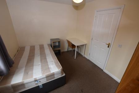 6 bedroom Semi-detached house to let in West Cotton Close, Far Cotton, Northampton, NN4