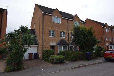 6 bedroom Semi-detached house to let in West Cotton Close, Far Cotton, Northampton, NN4