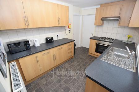 5 bedroom Semi-detached house to let in Langdale Road, Northampton, NN2