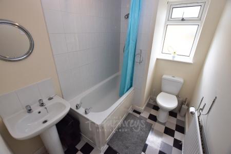 5 bedroom Semi-detached house to let in Langdale Road, Northampton, NN2