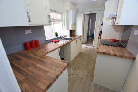 5 bedroom Terraced House to let in Queens Road, Abington, Northampton, NN1